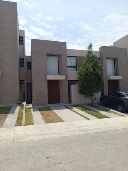 Casa en Renta Amueblada en Condominio Atia en Altos Juriquilla Qro. Mex.