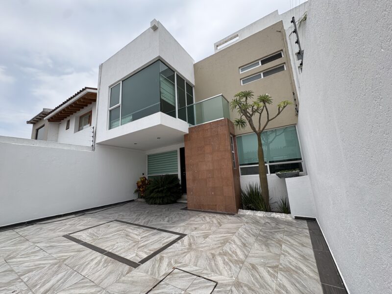 Casa en Renta con o sin Muebles en Fracc. Milenio lll Qro. Mex .