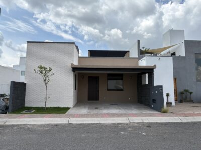 Casa en Venta de un Piso en Fracc. La Condesa Juriquilla Qro. Mex .
