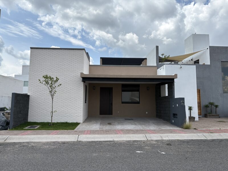 Casa en Venta de un Piso en Fracc. La Condesa Juriquilla Qro. Mex .